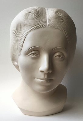 Женя Андреева прави скултурен портрет на своята героиня.
