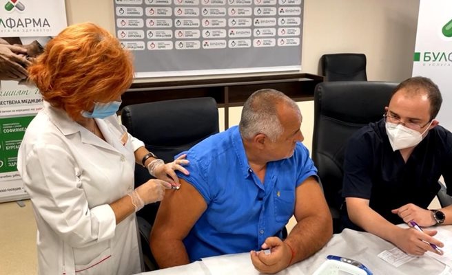 Бойко Борисов се ваксинира, но не носеше маска.