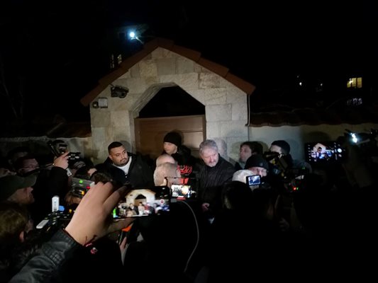 Жива верига пред дома на лидера си Бойко Борисов в Банкя направиха депутатите от ГЕРБ и блокираха вратата. Снимки ВЕЛИСЛАВ НИКОЛОВ