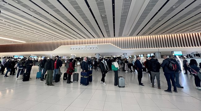 Пътници се редят на опашка на летището в Манчестър.
СНИМКИ: РОЙТЕРС