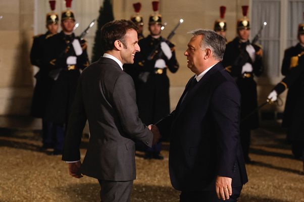Френският президент Еманюел Макрон прие вчера вечерта в Париж на вечеря премиера на Унгария Виктор Орбан. СНИМКА: Ройтерс