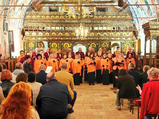 Концерт с църковни песнопения изнесе в "Даскалоливницата" хор „Славянско единство" от гр. Горна Оряховица

Снимки: Община Елена