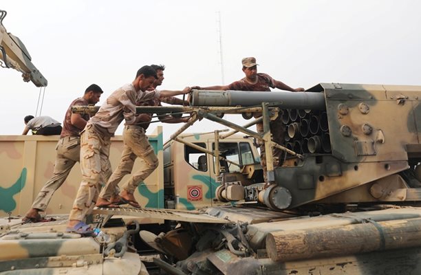 Иракски спецчасти се готвят за битка източно от Мосул.