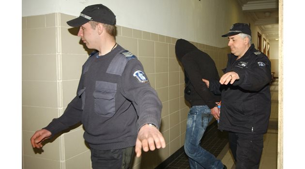 Петър Стоянов-Президента крие лицето си на път за залата.