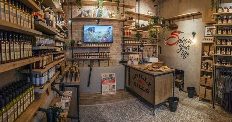 Първият фирмен магазин на Chilli hills се намира на пресечката между “Солунска” и булевард “Витоша” в столицата.