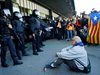 Протестиращи се биха с полицията на централната жп гара в Барселона