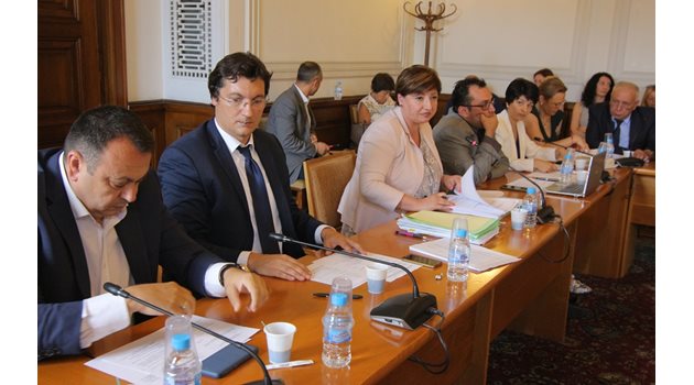 Шефката на правната комисия Анна Александрова и заместниците й Хамид Хамид от ДПС (най-вляво) и Крум Зарков от БСП по време на заседанието.