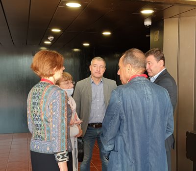 Georgi Todorov (center) discusses his cloning on the ballot with delegates to the Red Congress.