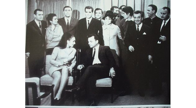 Маргарита Димитрова /с кока в средата/ с колеги от естрадата.
Снимка: Личен архив