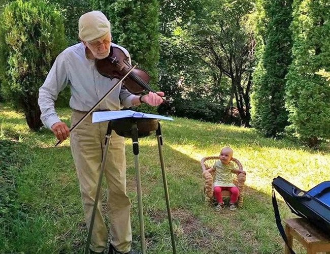 На тази снимка Матилда едва е проходила, но вече танцува и слуша как татко свири на цигулка.