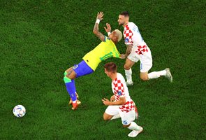 Хърватинът Марсело Брозович дърпа за фланелката капитана на Бразилия Неймар и след малко ще получи жълт картон.