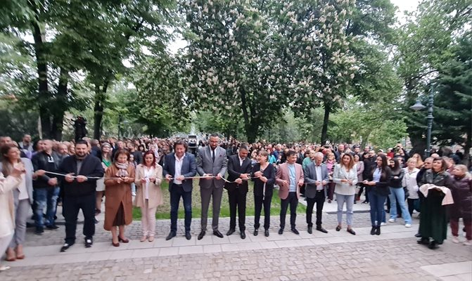 During the cutting of the ribbon, the deputy mayors of the municipality Angel Slavov, Savina Petkova, Vladimir Temelkov, Tosho Pashov, Zhenya Petkova, Nikolay Bukhalov lined up next to Stamenov.  Mayor Kostadin Dimitrov was not present.  Photo: District 