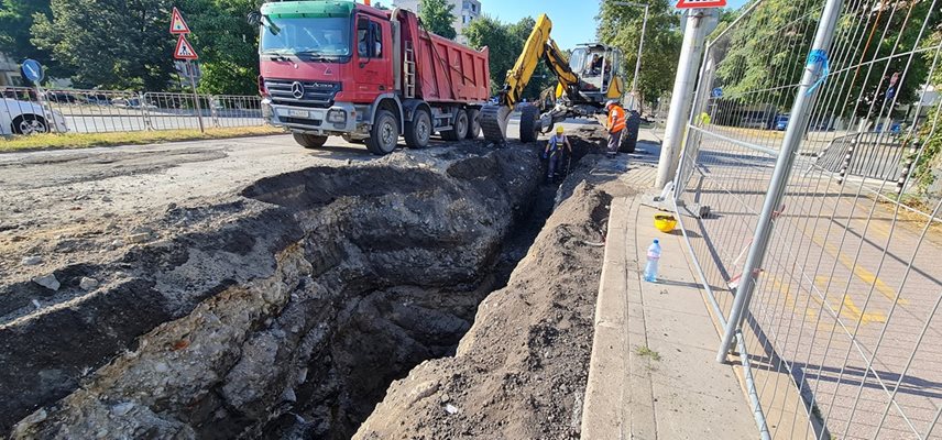 Фрезоват асфалта в затворения участък на бул. "В. Априлов", колоните с коли все по-големи (Снимки)