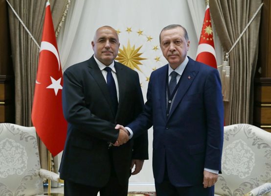 Borisov et Erdogan avec des drapeaux turcs