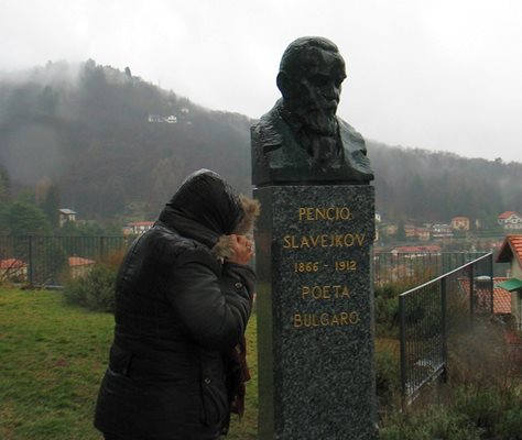 Паметникът на Пенчо Славейков в Брунате