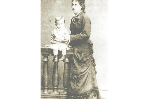 Голямата Мола - Мариола Василиевич, по мъж Дръндарова, със сина си Захари - 1875 г., Русе.