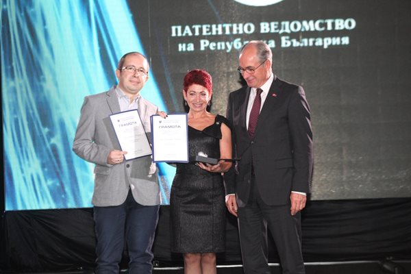 Реймънд Лютц връчи приза в категория "Химия и биотехнологии" на Иван Иванов и Геновева Начева