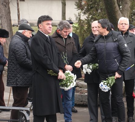 Президентът на БФС Борислав Михайлов и членът на Изпълкома на футболната ни централа Емил Костадинов също бяха на поклонението.
