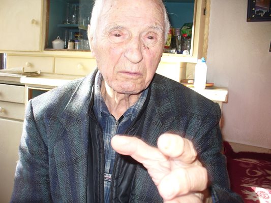 На 93 години Илия Карагонов още съжалява, че не успели да свалят Тодор Живков през 1965-а.