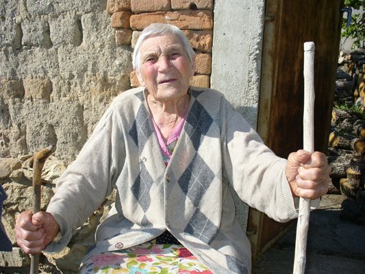 През 2012 г. 90-годишната тогава баба Радка Радкова от Медово, днес покойник, разказа своята версия на легендата за вкаменените сватбари. 