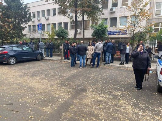 Работници и служители от Раковски са привикани в Икономическа полиция в Пловдив. Снимка: 24plovdiv.bg