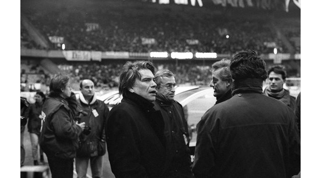 Френският политик, предприемач и футболен бос Бернар Тапи също е на стадиона и става свидетел на историческия провал. Преди месец Тапи почина на 78-годишна възраст.