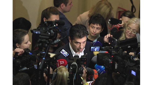 Кирил Петков обяснява на журналистите как ГЕРБ има 3 избора