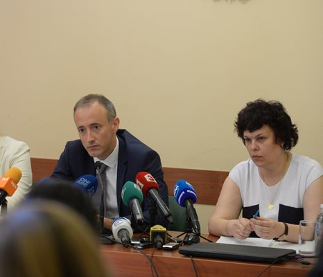 Министърът на образованието Красимир Вълчев и заместничката му Таня Михайлова обявиха план-приема в университетите и как бележки от средното образование ще участват в балообразуването през 2022 г.