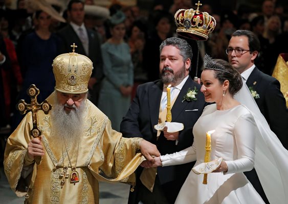 Княз Борис Търновски е точно зад младоженците.