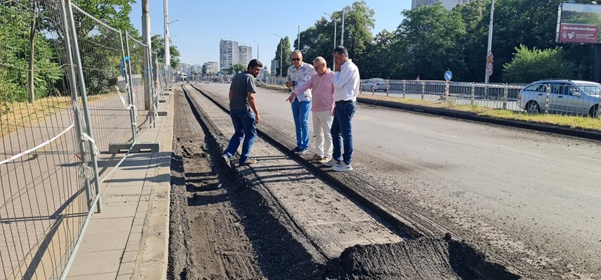 Участъкът, където се подменя водопровода, е фрезован, обявиха Георги Стаменов и Тошо Пашов.