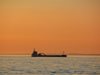 Петролен танкер се преобърна край Оман, екипажът е в неизвестност
