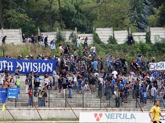 Фенове на “Левски” навлизат през дупка в бетонната ограда на стадиона в Перник. Полицията се намеси късно, но пък секторът за гости бе намазан предвидливо с грес от агитката на домакините.
СНИМКА: БУЛФОТО
