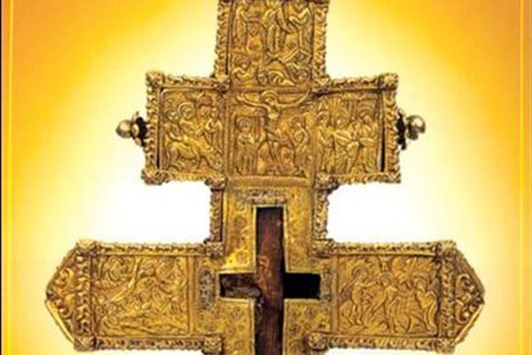 Реликварийният кръст, който може да се види в Националния исторически музей, е тиражиран като картичка. Казват, че дори и отпечатъкът прави чудеса и лекува.
СНИМКА: АРХИВ НА НИМ
