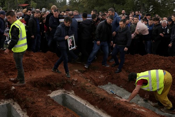 Приключи издирването на оцелели от земетресението в Албания