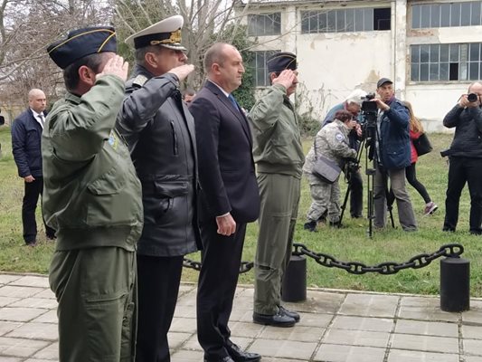 Президентът пред паметника на загиналите летци в авиобазата.