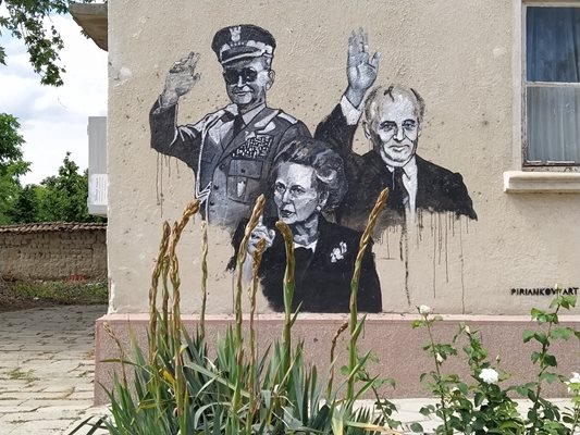 Горбачов и Тачър също гледат от фасадата.