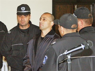 Юлиян Мирчев - Фрико воден от полицаи в Окръженият съд Благоевград. СНИМКА: Архив