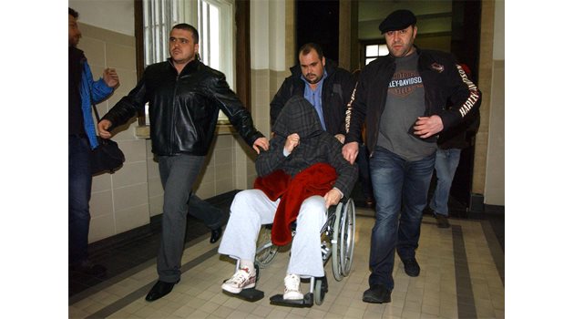 ПОСЛЕДИЦИ: Йосиф Йосифов се появява в съда с инвалидна количка след зверската катастрофа, при която уби двама мъже.