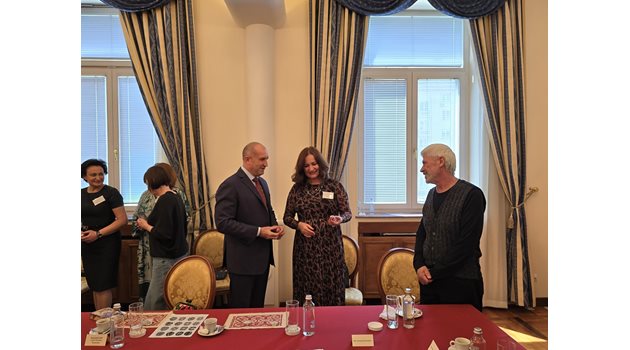 Президентът Румен Радев поздрави гостенките, а г-жа Лариса Чебук от Молдова сподели с него колко интересни са  били разказите на Георги Куманов - етнолог и уредник на музея във Велинград.