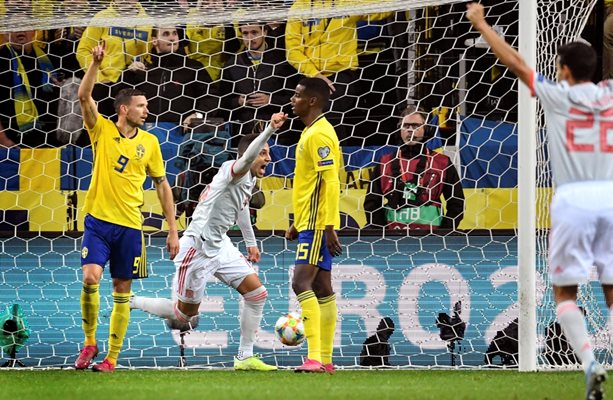 Родриго се радва, след като е набутал топката в мрежата на Швеция.