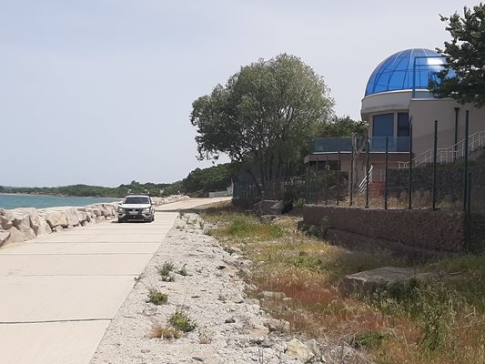 Липсата на път за обществено ползване до плажа на Росенец засега не позволява на ивицата да се намери стопанин.

СНИМКИ: ЕЛЕНА ФОТЕВА