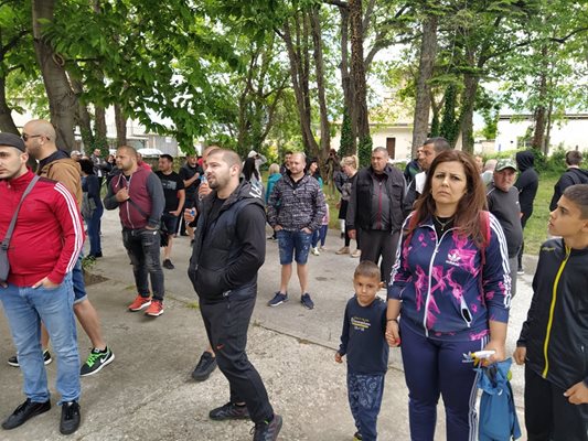 Десетки жители на "Коматево" се събраха на протест и влязоха в двора на евангелистката църква "Жътвари". Снимки: Авторът