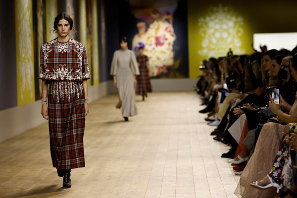 "Диор" направи фолклорен завой на Седмицата на висшата мода в Париж