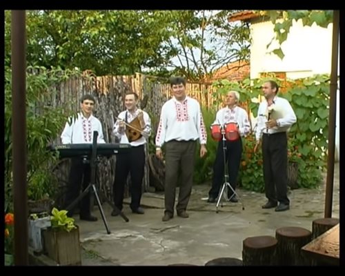 Кадър от видеоклипа на песента “Комбайна Вършачка”от 2001 година. 
СНИМКА: ЮТЮБ
