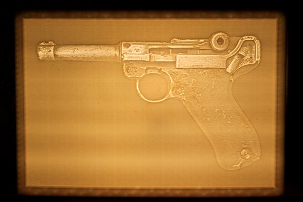 Pолуавтоматичният пистолет "Люгер", на който има надпис на кирилица "Огън"