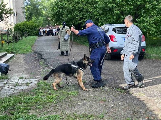 Как се реагира при отвлечено дете, тренираха полицаи и ученици в Кюстендил. СНИМКИ: ОДМВР - Кюстендил