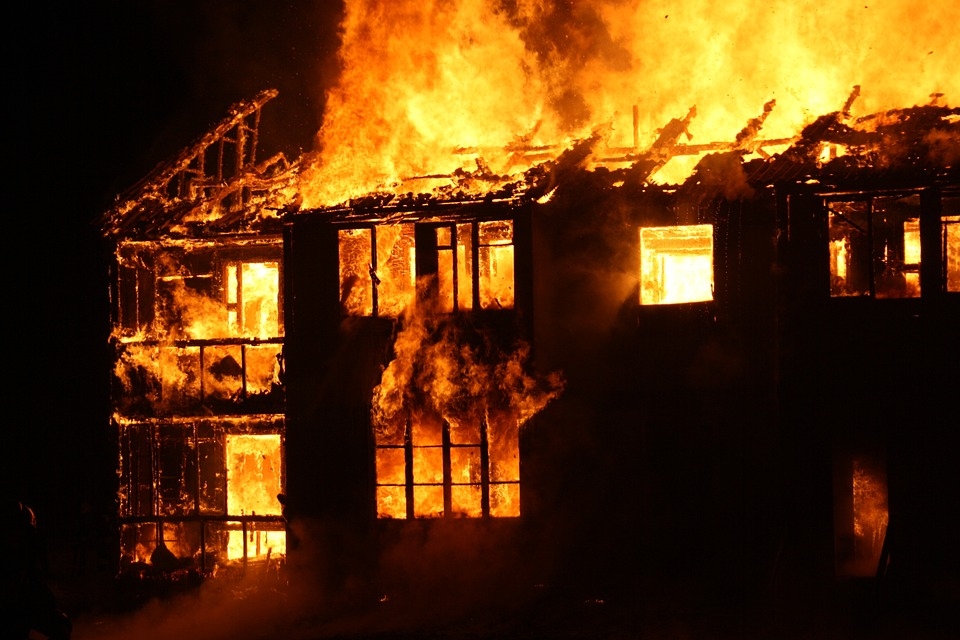 Разследват пожар в къща в калояновско село