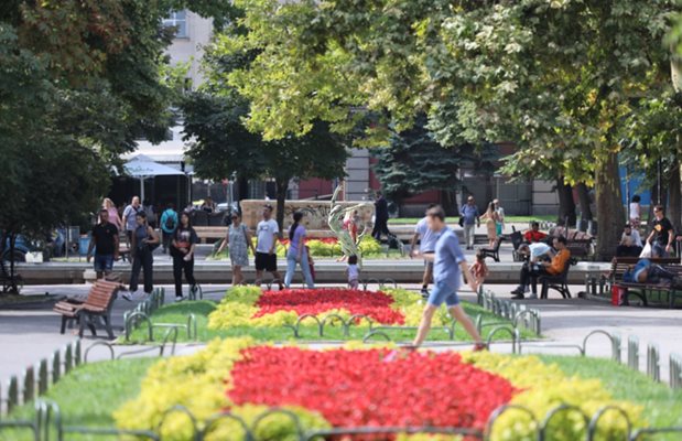 Градската градина е най-старият софийски парк, намиращ се в сърцето на столицата пред Народния театър.