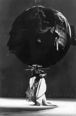 Велко Кънев в ролята на Ричард ІІІ в пиесата "Образ и подобие", поставена от Младен Киселов през 1990 г. в Народния театър