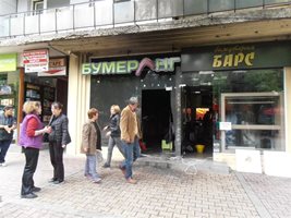 Подпалиха магазин по ларгото на Шумен, камерите записали двама маскирани 
(Обновена)